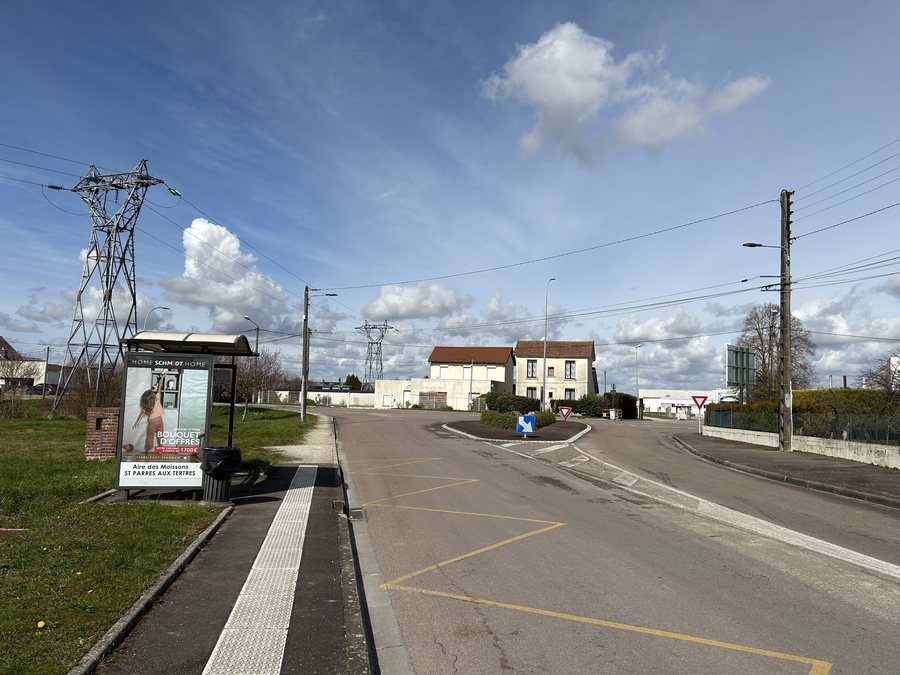 File:La Rivière-de-Corps - arrêt d'autobus 
