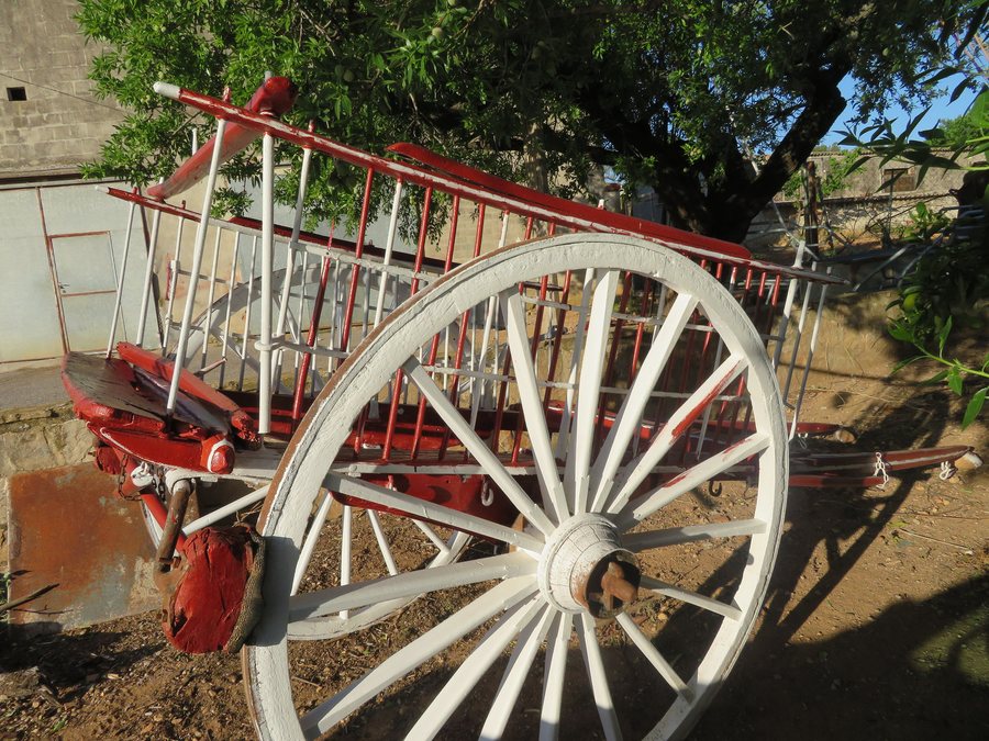 File:Carro antiguo del siglo XX, fue construido en les Coves de Vinroma (España).jpg