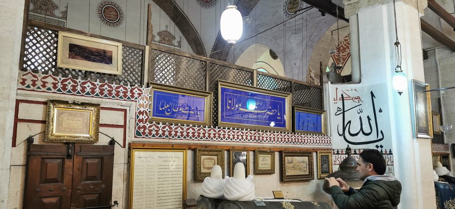 Außenansicht des Mevlana-Museums in Konya mit dem grünen Mausoleum