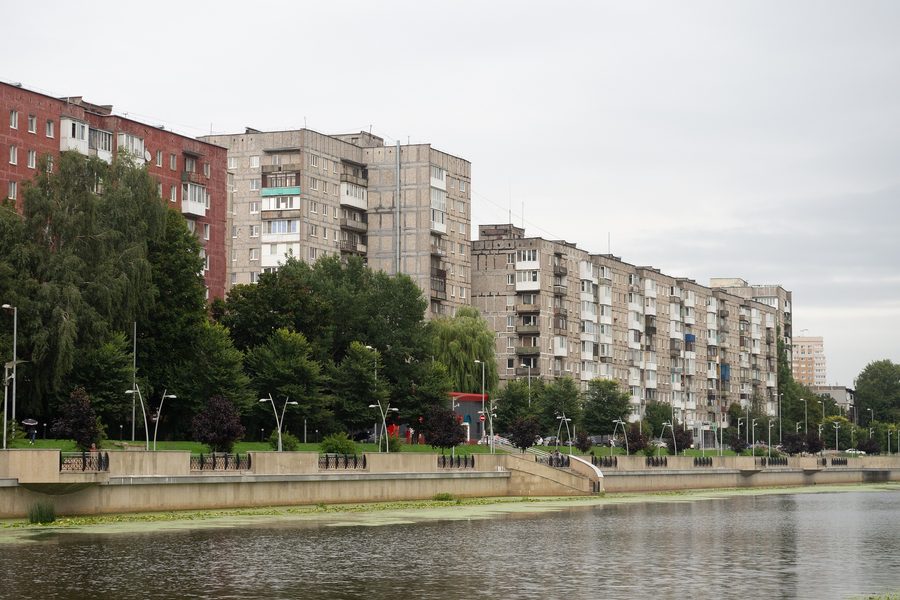 Il lungofiume Admirala Tributza lungo il fiume Pregolja a Kaliningrad.