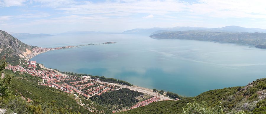 Lago Eğirdir con la città di Eğirdir e le isole Canada e Yeşilada