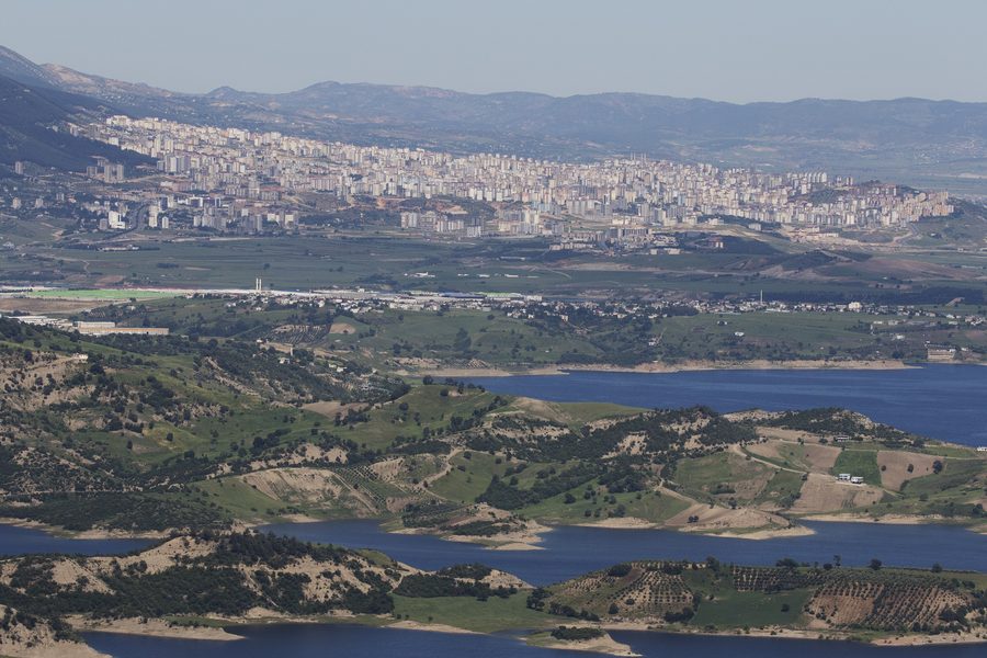 Vista del centro di Kahramanmaraş e del lago di sbarramento Sir
