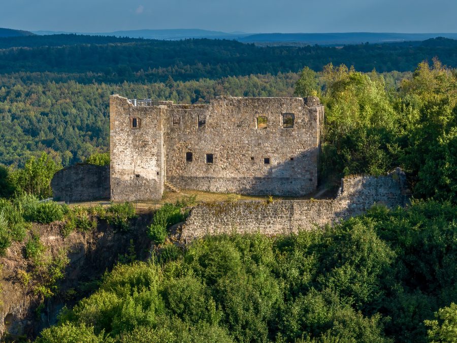 Ripresa aerea della rovina del castello di Weißenbrunn presso Bramberg negli Haßberge