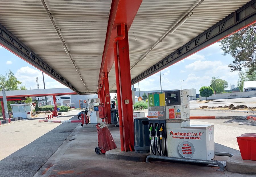 File:Schweighouse-sur-Moder Auchan station service.jpg