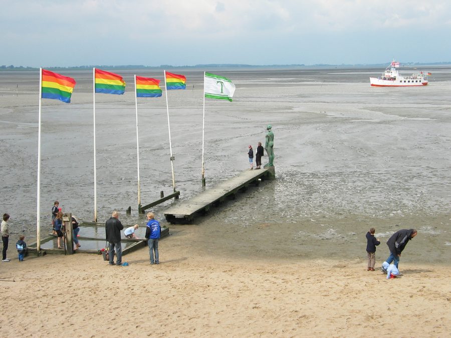 Spiaggia a Dangast con pontile e le navi Jade ed Etta di Dangast.