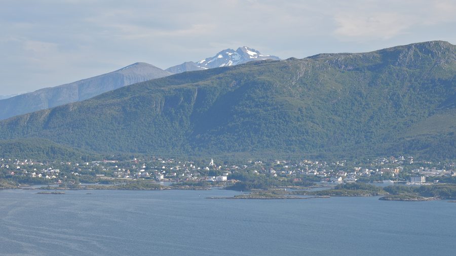 Langevåg a Sula con costa e montagne sullo sfondo
