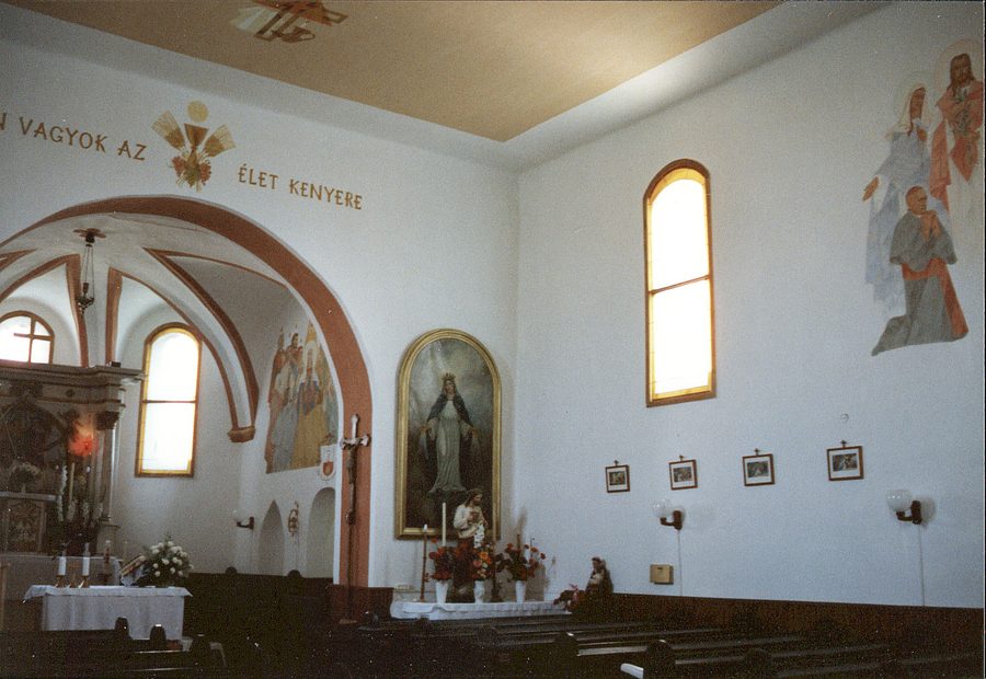 Interno della chiesa cattolica romana della Santissima Trinità a Levelek