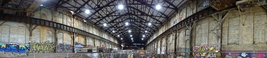 Panorama del Warehouse presso il Carrie Blast Furnaces National Historic Landmark con struttura industriale in acciaio.