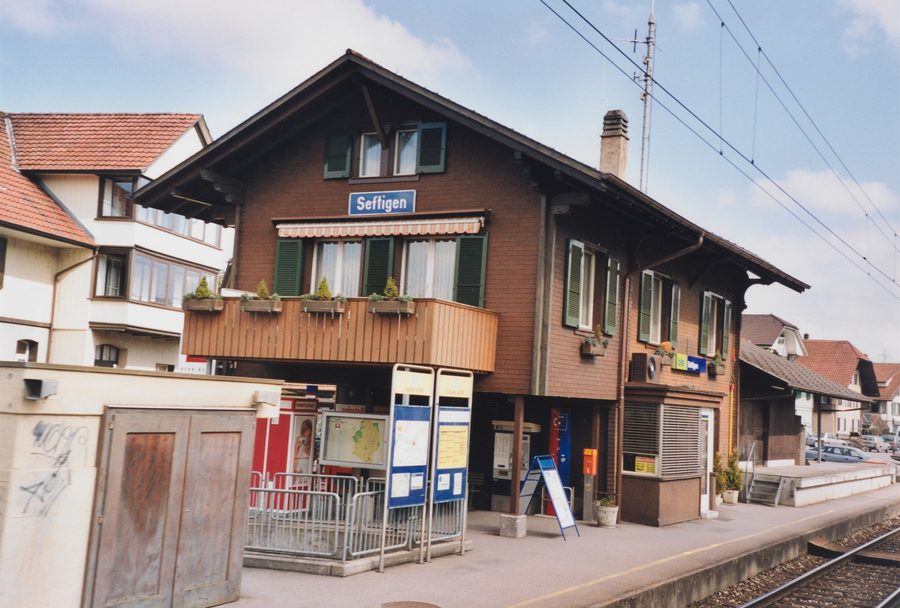 Historisches Stationsgebäude von Seftigen mit Güterschuppen an der Bahnseite