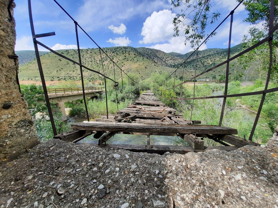 Vecchio ponte sospeso nel villaggio di Gençosman sul fiume Çoruh presso Bayburt
