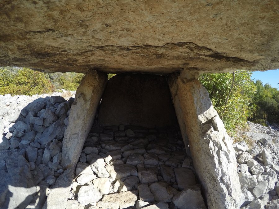 File:Dolmen du Calvaire, Saint Alban Auriolles, vue d'intérieur.jpg
