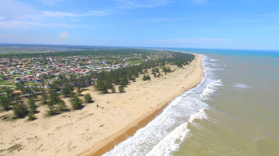 Strand von Farol de São Thomé mit dem historischen Leuchtturm in Campos dos Goytacazes
