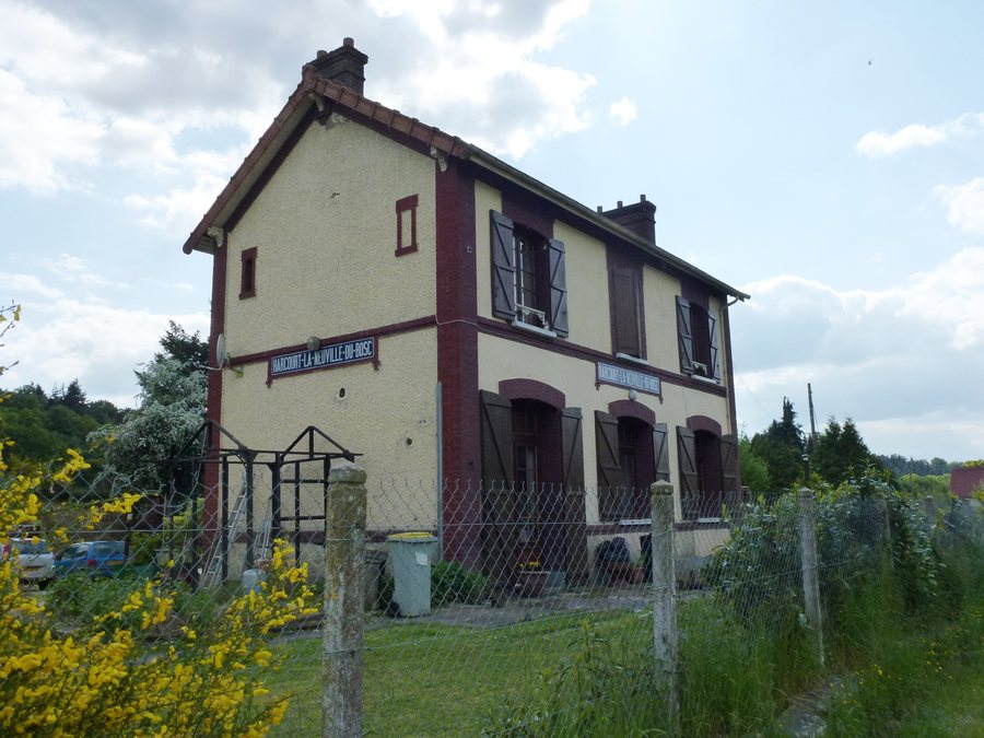 File:Voie verte Évreux-Vallée du Bec, ancienne gare Harcourt-La Neuville-du-Bosc.JPG