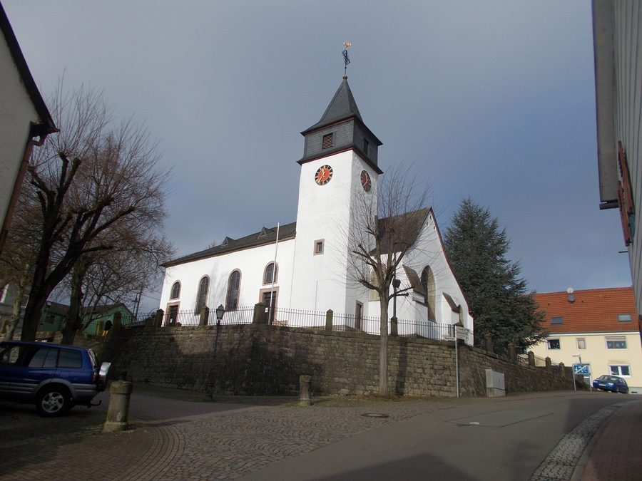 Evangelische Kirche in Glan-Münchweiler mit mittelalterlichem Chor und barockem Kirchenschiff