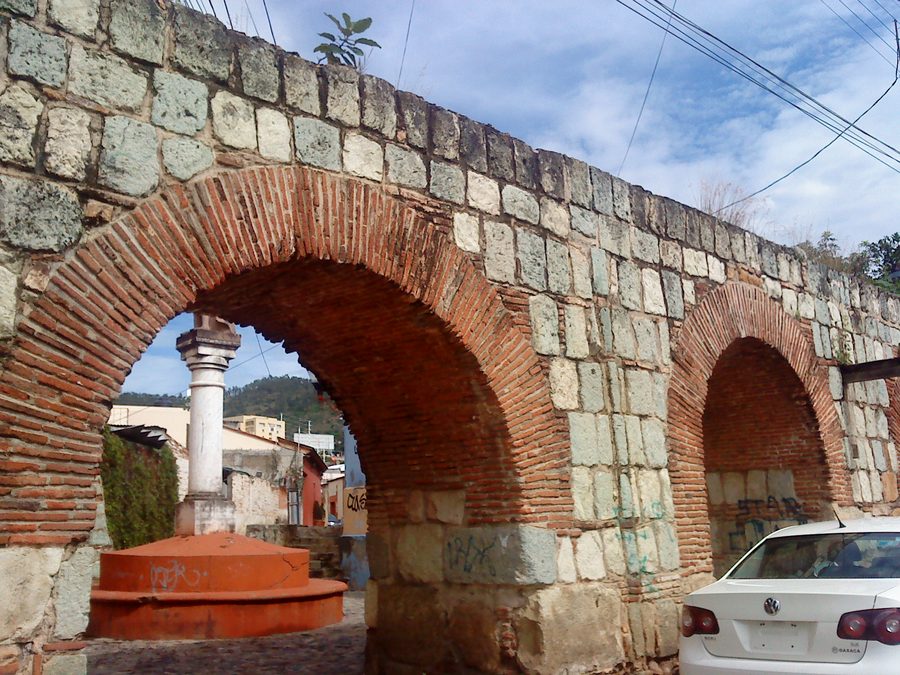 Acquedotto storico di San Felipe del Agua con archi in muratura