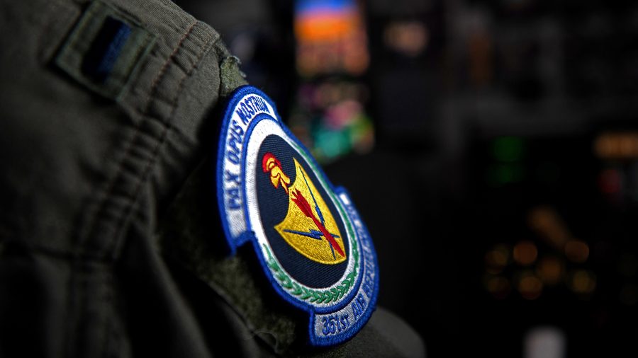 Un aereo cisterna della 100th Air Refueling Wing vola sopra l'Europa orientale.