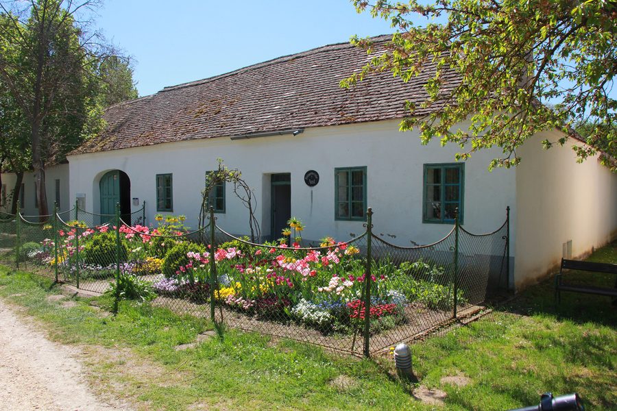 Bürgermeisteramt mit Vorgarten im Museumsdorf Niedersulz im Weinviertel
