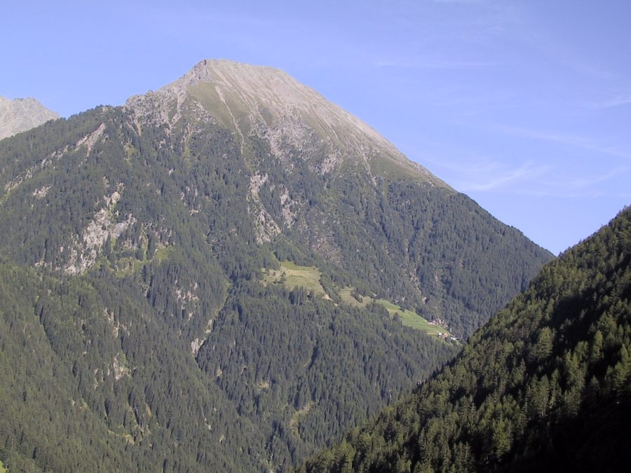 Versante occidentale della Cima Eidechs nel fondovalle di Fundres