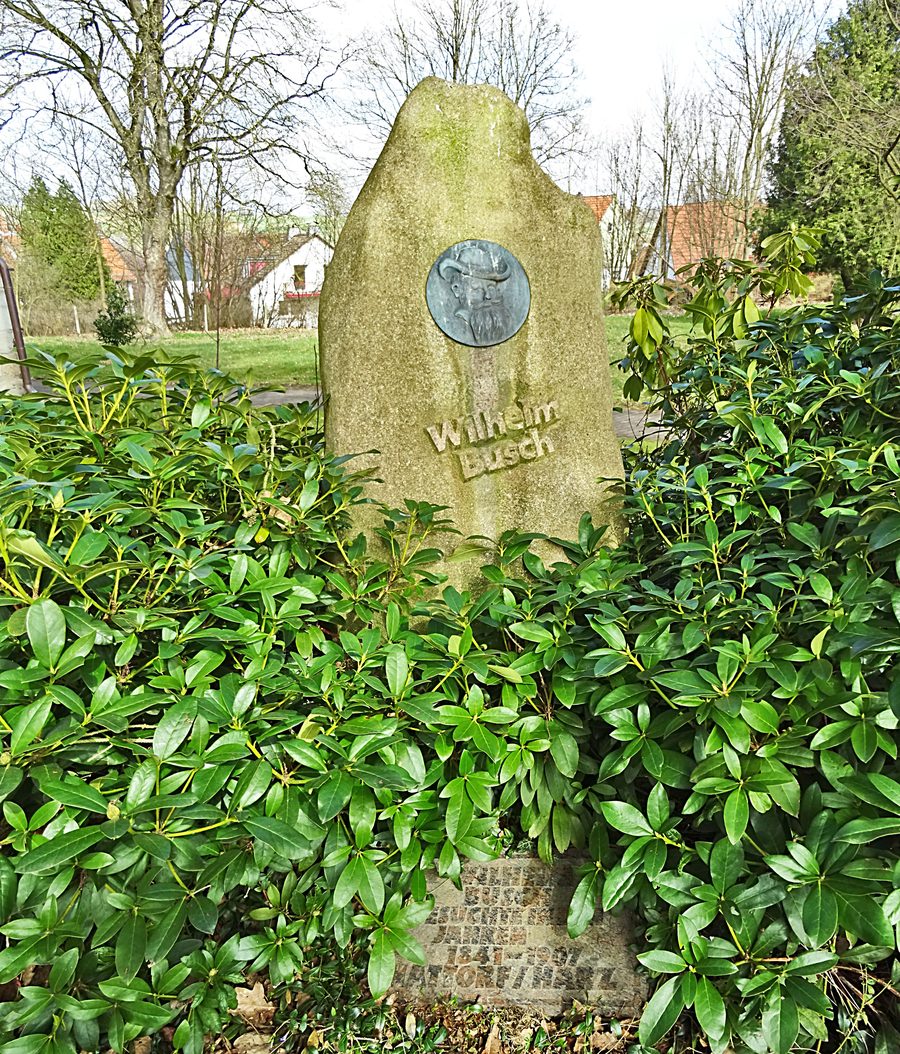 Gedenkstein für Wilhelm Busch auf dem Kirchhof von St. Pankratius in Hattorf am Harz