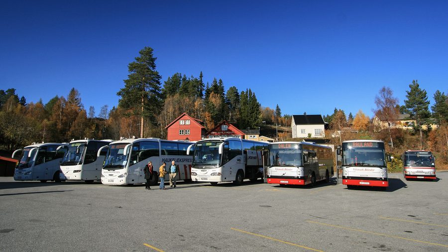 Gli autobus si incontrano ad Åmot, Vinje
