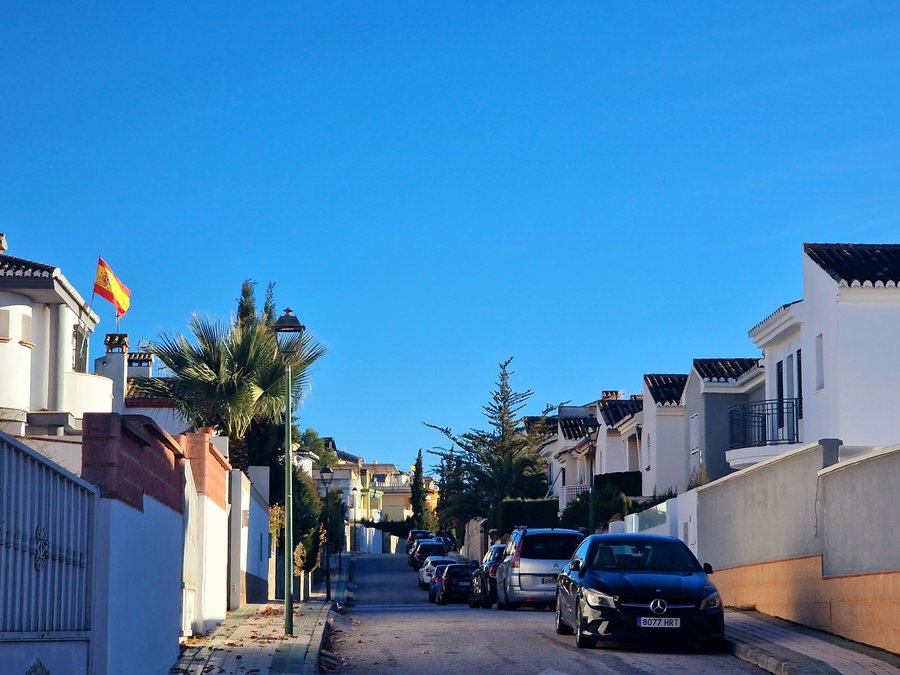 File:Calle El Peral, en El Aire (Granada).jpg