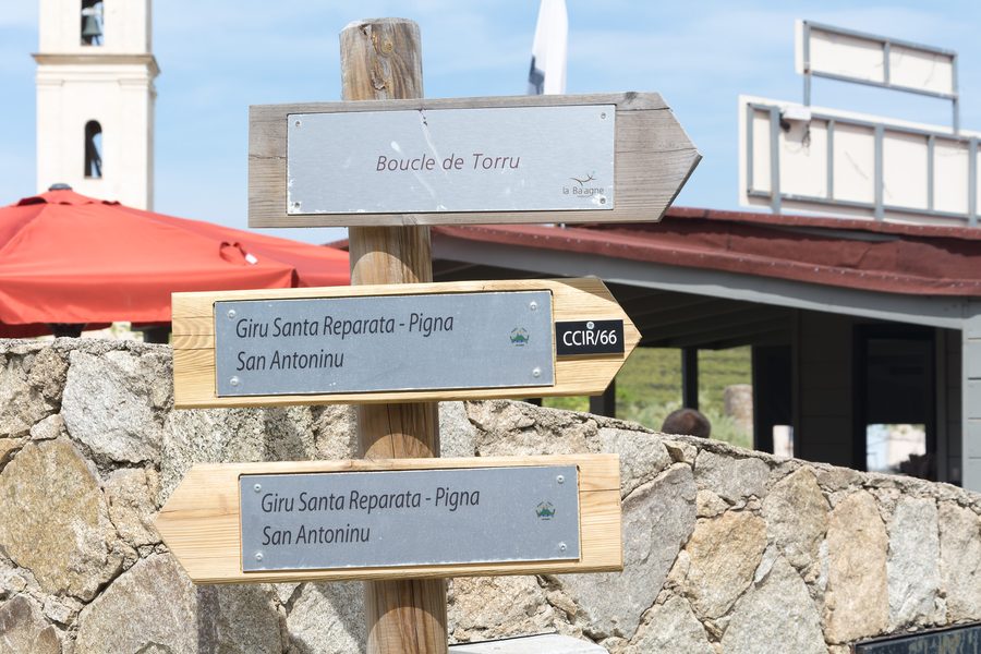Cartelli dei sentieri sui percorsi escursionistici attorno a Sant'Antonino in Corsica