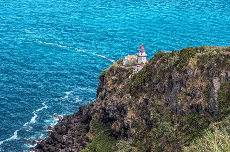 Faro di Ponta do Arnel sulla costa nord-orientale di São Miguel, Azzorre