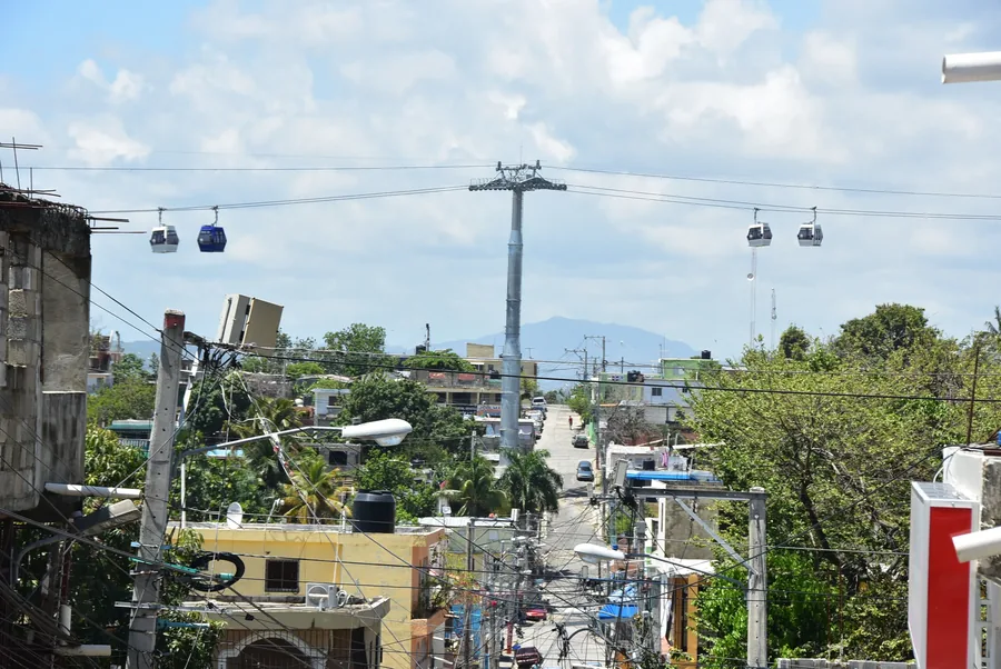Seilbahn von Los Alcarrizos an der Calle Duarte