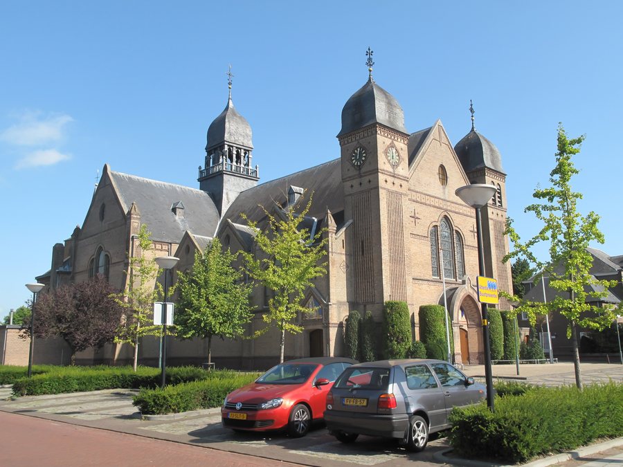File:Bladel, de Sint Petrus Bandenkerk foto102012-09-16 12.01.jpg