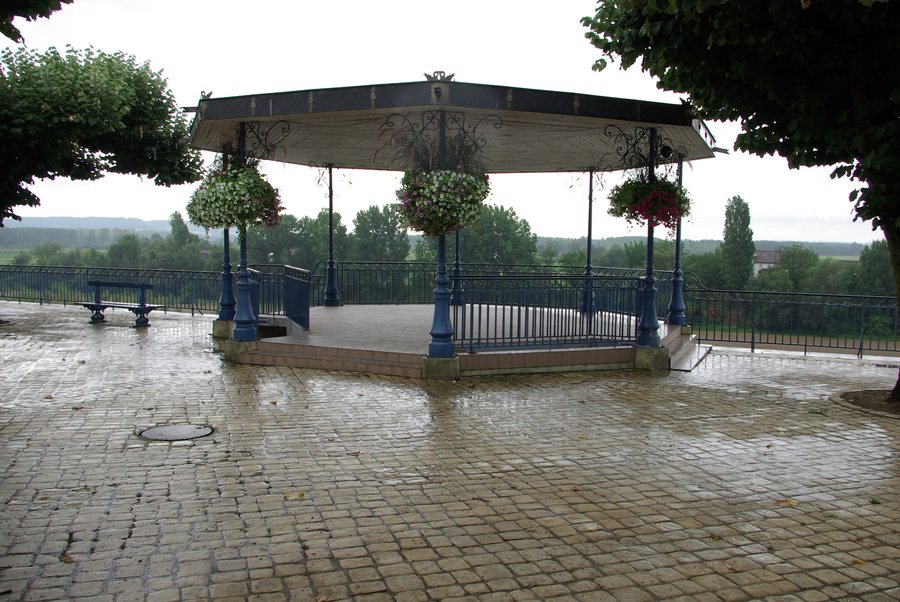 File:Bandstand Tonneins.JPG