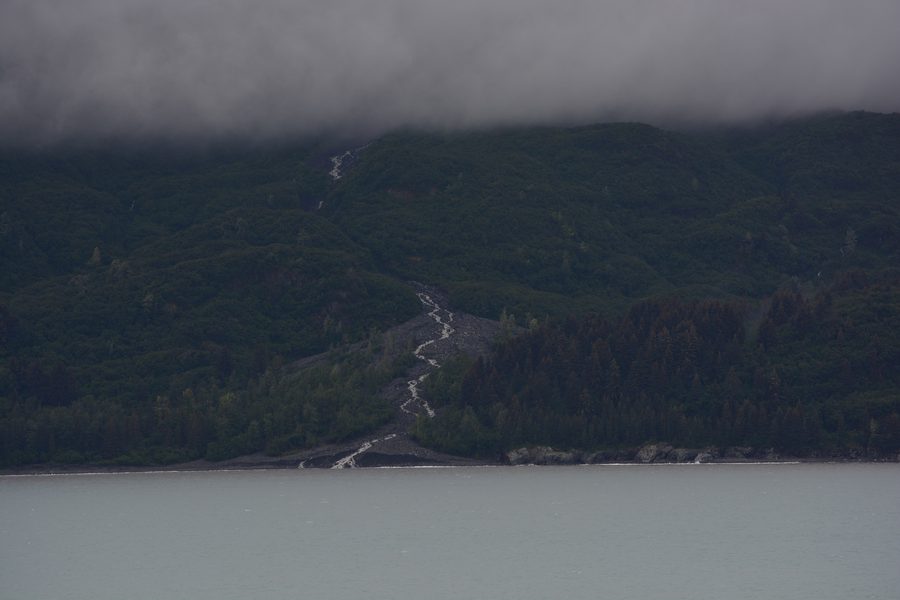 Westufer der Yakutat Bay nahe dem Eingang zur Disenchantment Bay in Alaska