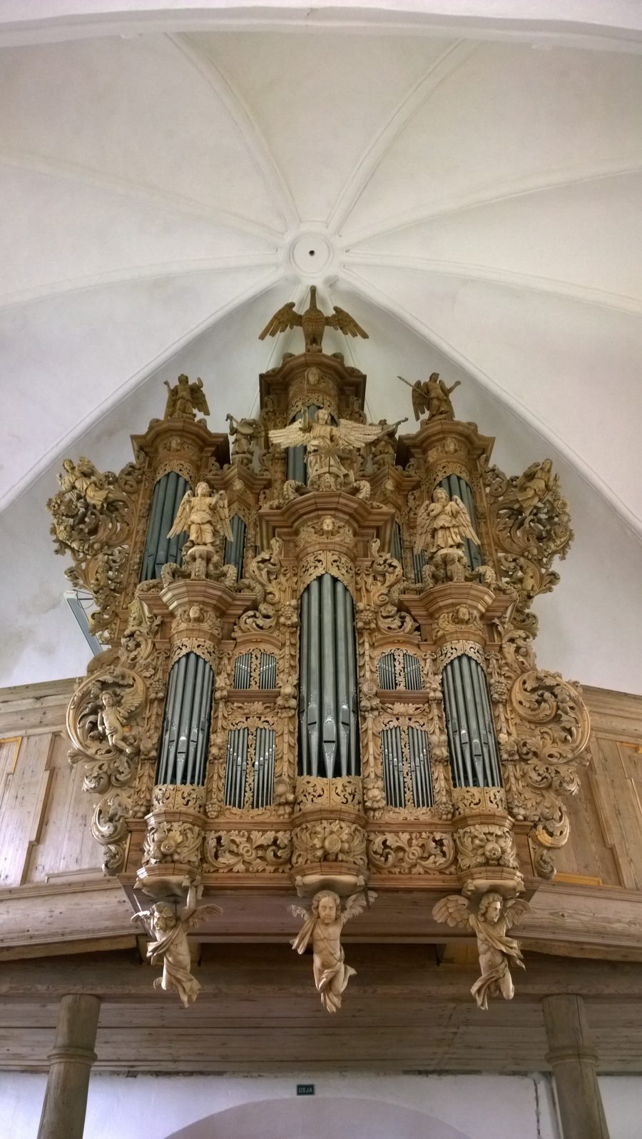 Organo e cassa dell'organo nella chiesa luterana di Ugāle