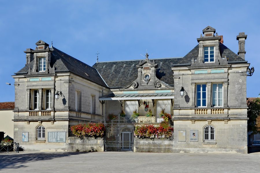 File:Segonzac 16 Façade Mairie 2013.jpg