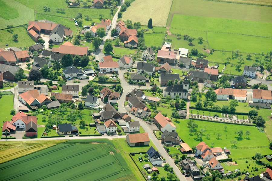 Luftaufnahme von Leitmar im Sauerland mit der St.-Sturmius-Kirche