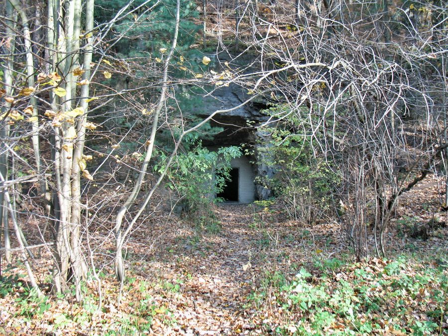 Rabštejn-Tal bei Janská im Bezirk Děčín, verbunden mit dem historischen Standort der unterirdischen Fabrik Rabštejn