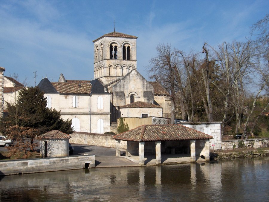 File:Magnac-sur-Touvre - Eglise et lavoir.JPG