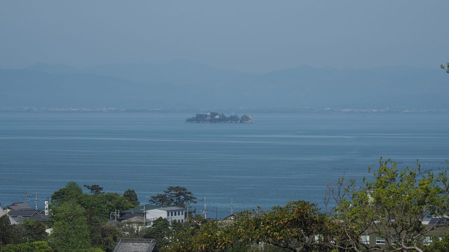 Biwa-See mit der Insel Takeshima in der Präfektur Shiga, gesehen von der Burg Hikone