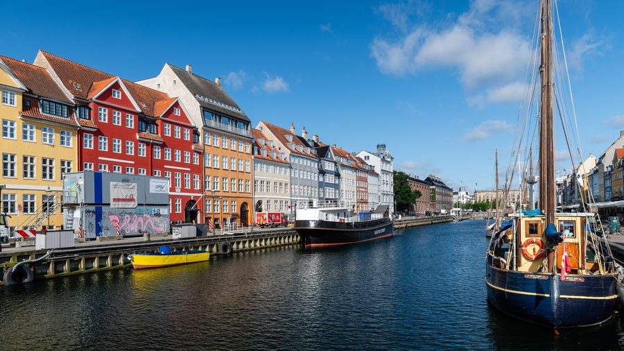 Fila di case storiche e colorate a Nyhavn a Copenaghen