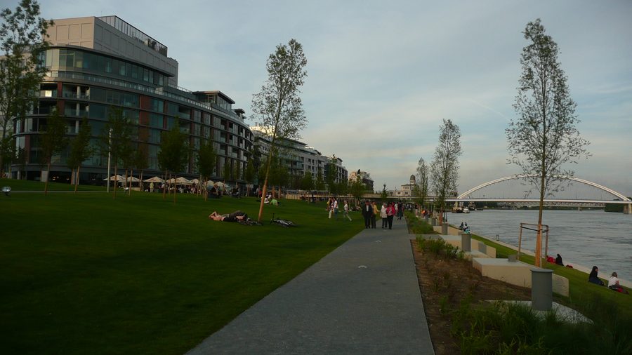 Una passeggiata lungo il fiume sul Danubio a Bratislava.