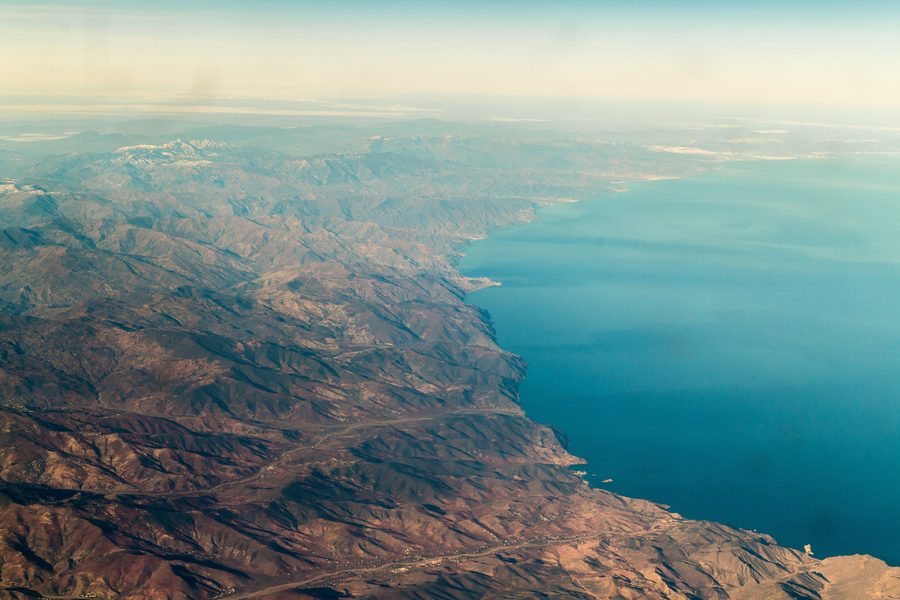 Vista aerea della costa mediterranea marocchina da Bades attraverso El Jebha fino a Tétouan, con le montagne del Rif