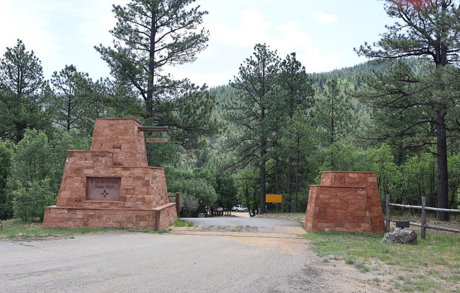 Portale d'ingresso al Coyote Creek State Park nella contea di Mora, New Mexico