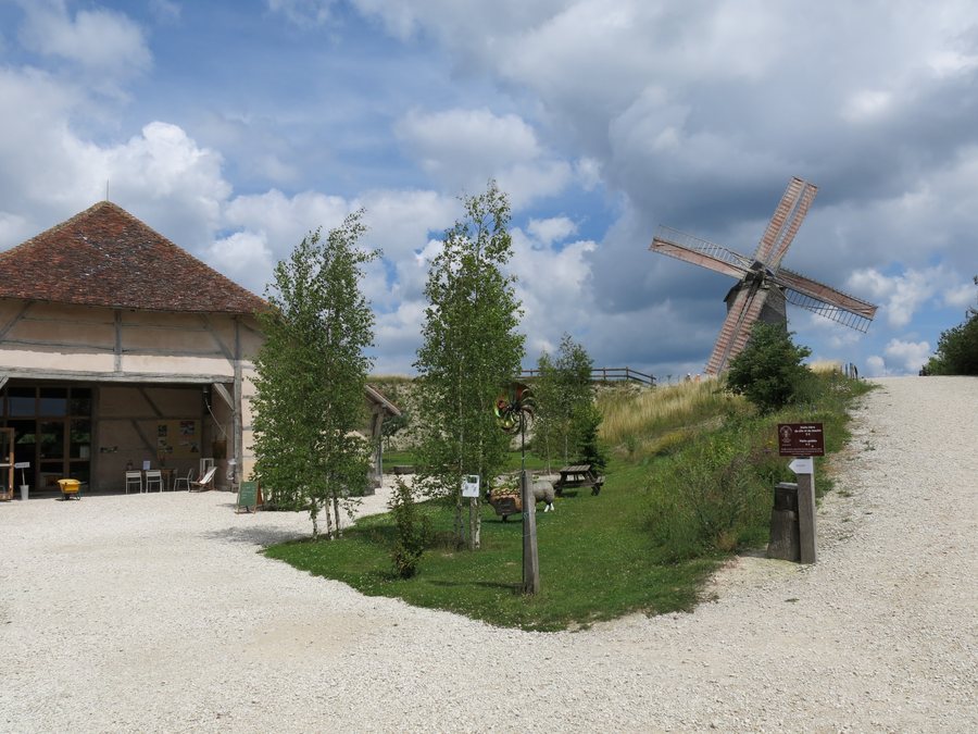 File:Windmill of Dosches (Aube, France) and tithe barn.jpg