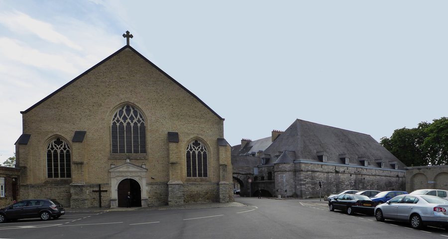 File:Gravelines Église Saint-Willibrord et la Citerne.jpg
