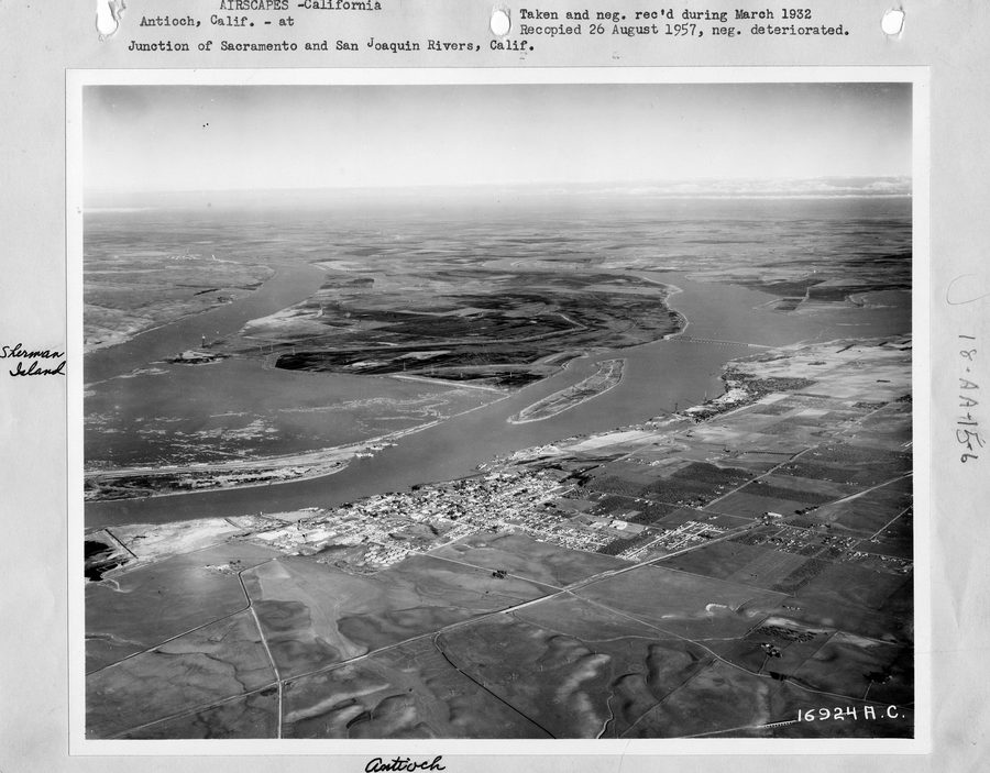 Paesaggio fluviale e insulare nel Delta del Sacramento-San Joaquin River presso Antioch