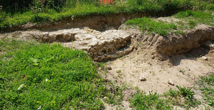 Ausgegrabene Mauerreste des Schlosses in Binzen