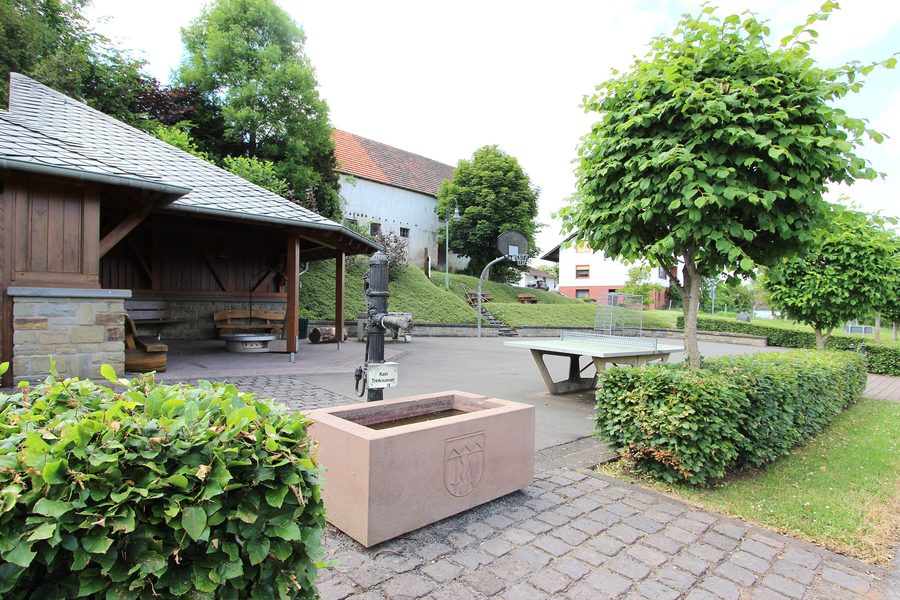 Gemeinschaftsplatz mit Brunnen und Grill an der Ormonter Straße und Dorfstraße in Kerschenbach