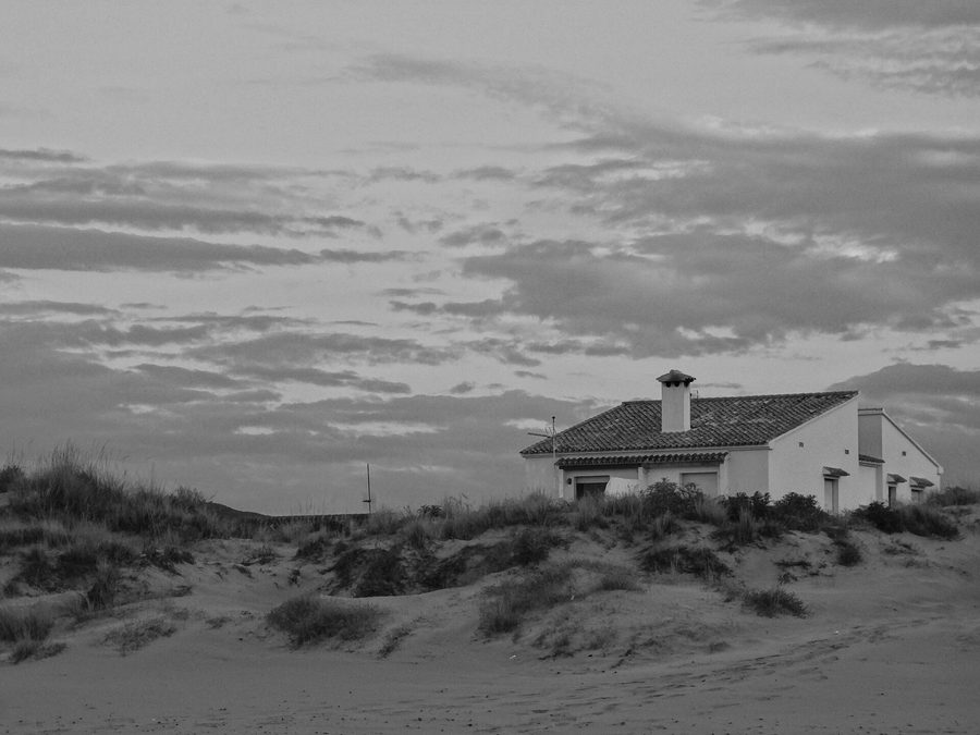 Casa luminosa sulla spiaggia del Mediterraneo a Oliva, nella regione spagnola di Valencia