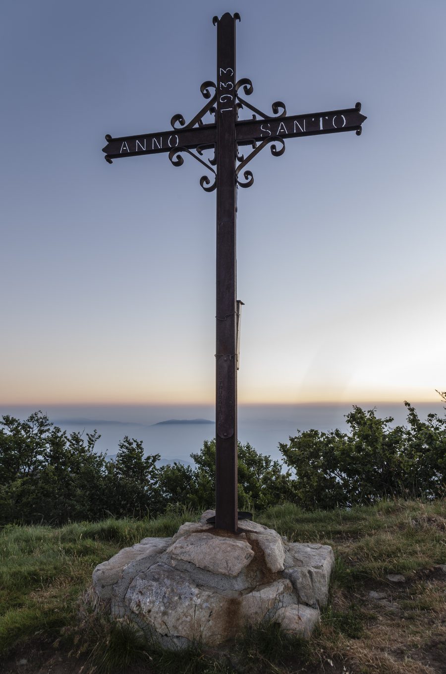 Croce di vetta sul Monte Gottero all'alba