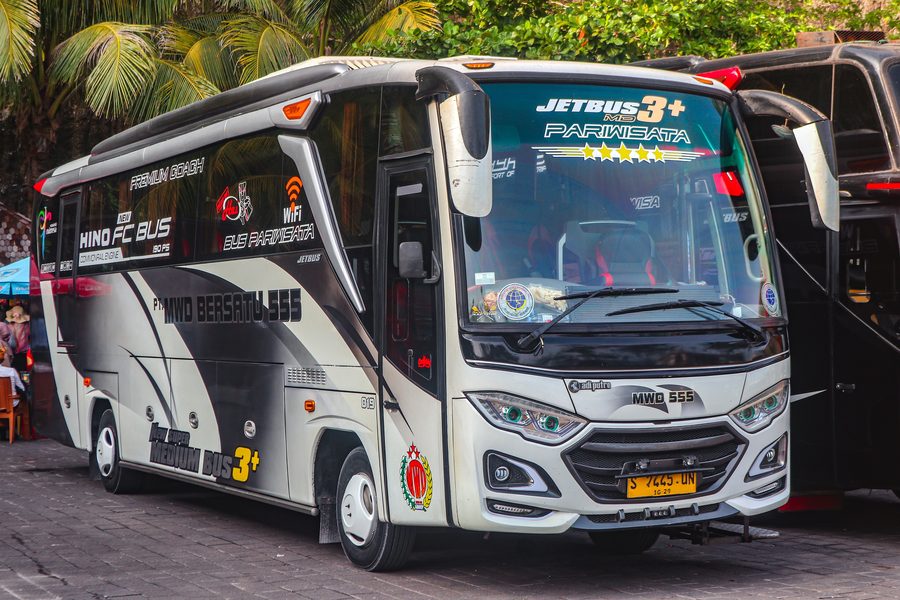 Spiaggia di Melasti a Ungasan, South Kuta, Bali, Indonesia, con un bus sulla strada di accesso alla spiaggia