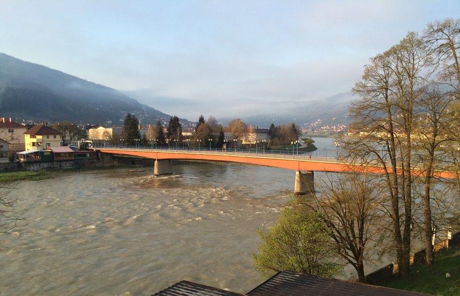 Die Drina mit dem östlichen Ufer im Stadtgebiet von Goražde, Bosnien und Herzegowina
